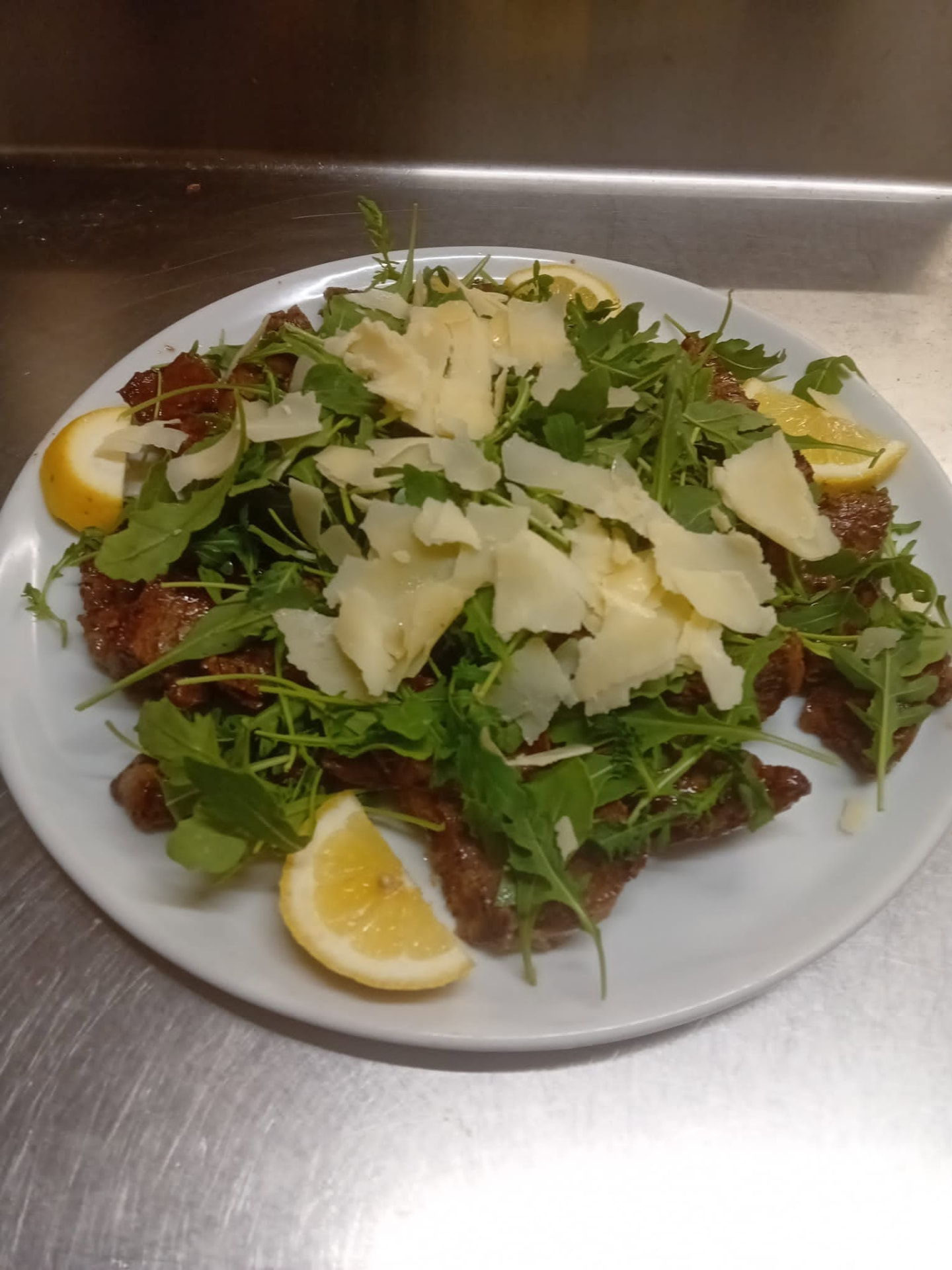Tagliata con rucola e scaglie di grana